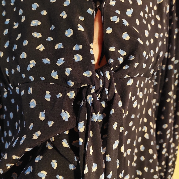 Sanctuary v neck tie front black blue print long sleeve top. Size medium - Picture 5 of 11